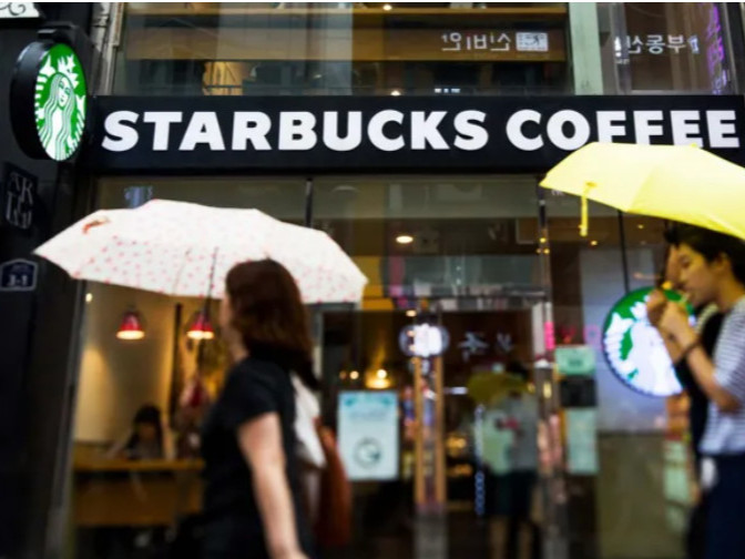 Starbucks Korea компанийн захирлыг түүхэн эмгэнэлт явдлыг сурталчилгаанд ашигласан шалтгаанаар огцруулжээ